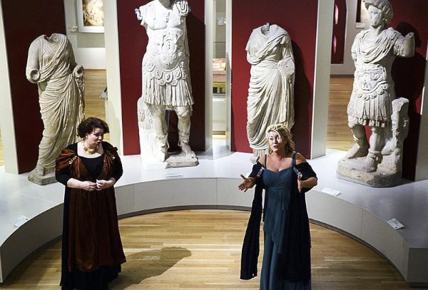 Astrid Vrensen als Dido in het Rijksmuseum voor Oudheidkunde te Leiden