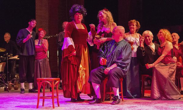 Astrid Vrensen als Hoerenmadame in Torentius met de Haarlemse Opera scene 2